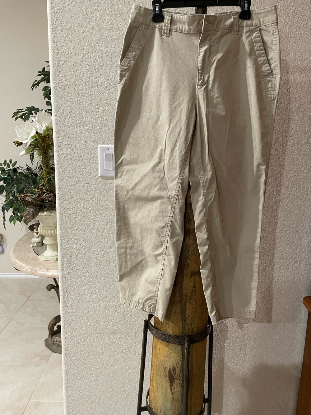 Like New OLD NAVY  High-Rise OG Chino pants in Ladies SZ Large (L) Khaki pockets